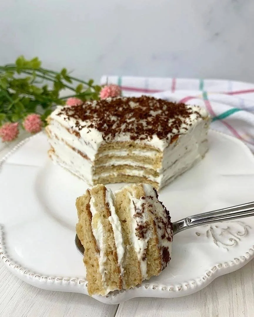 Очень-очень вкусный тортик 😋 
Всего 20 минут и всё готово😉 
 
А ещё и отличный КБЖУ👇🏻 ⠀ 
 
КБЖУ 