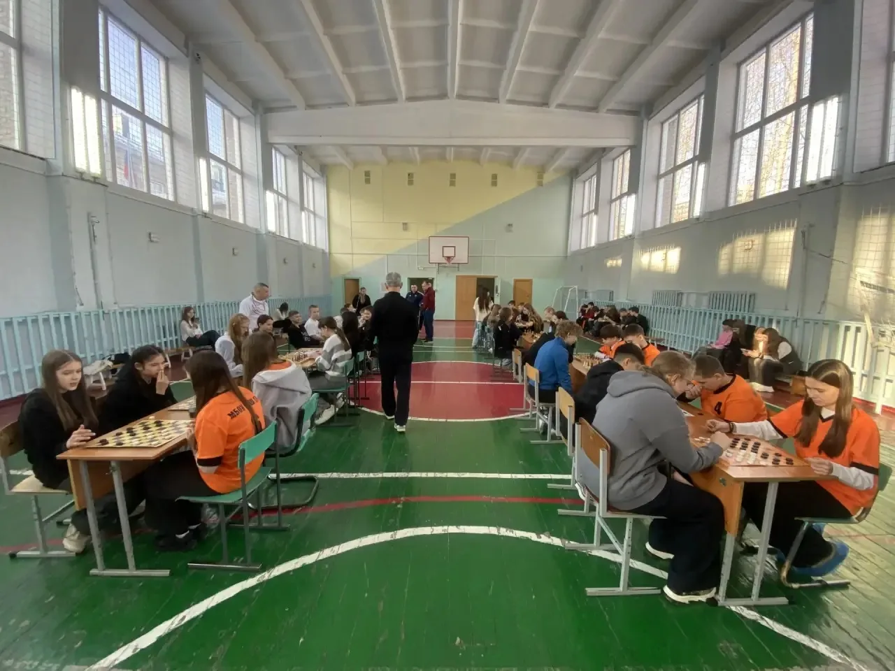 Друзья, у нас отличные новости!  Наши юные спортсмены на соревнованиях по шашкам одержали уверенную 