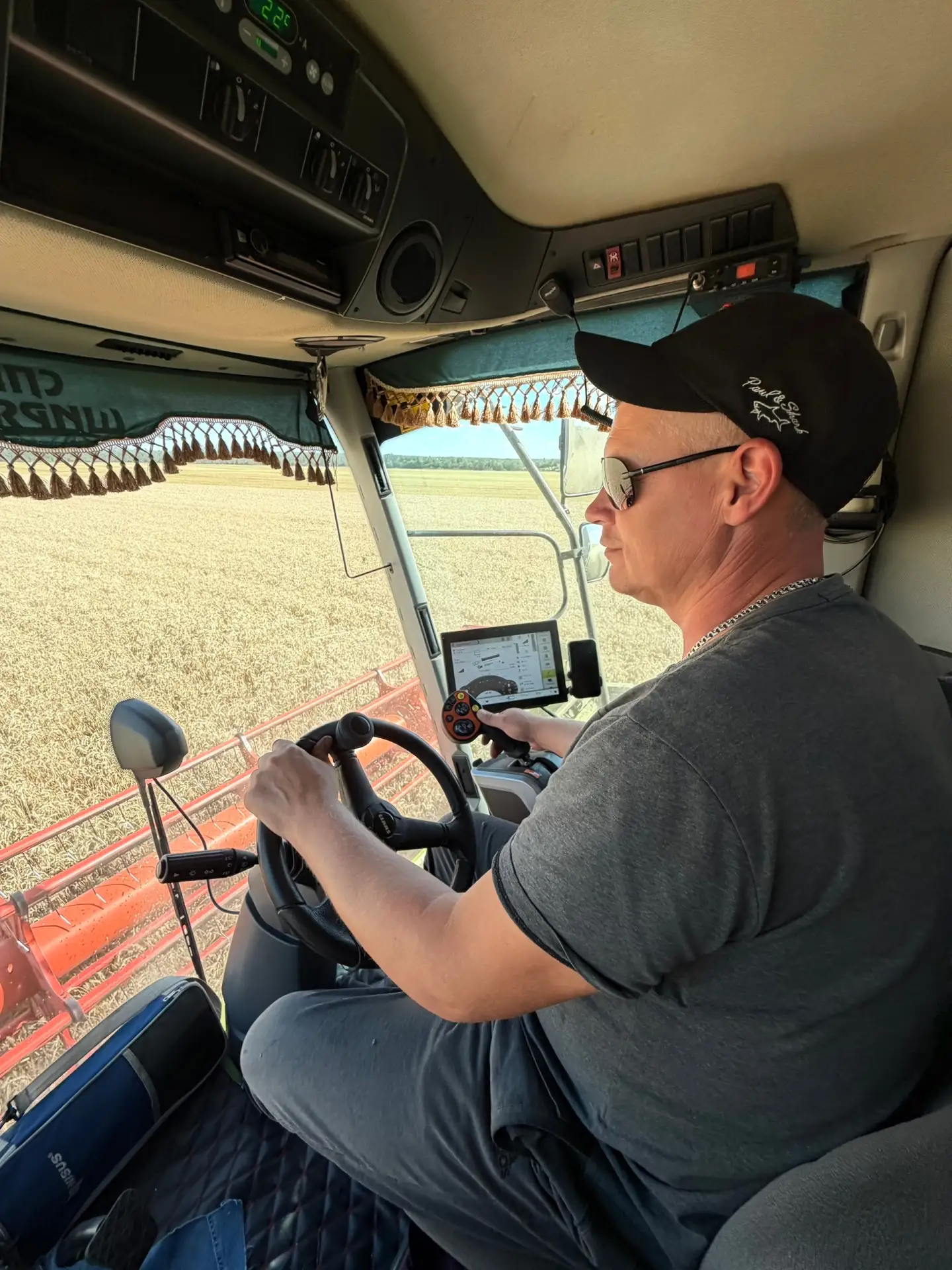 🚜 Механизатор — ключевая фигура в заготовке кормов для наших кур!