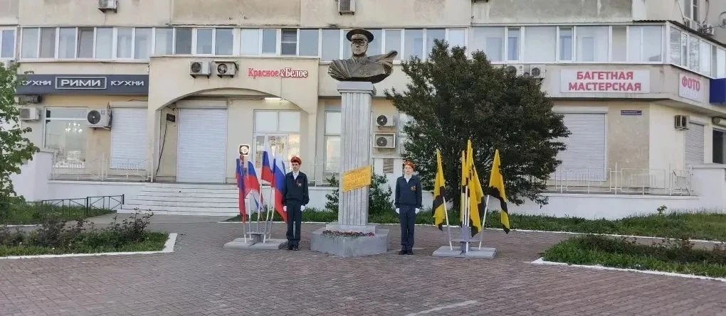 🇷🇺 Память в строю. Честь в сердце.  Сегодня 10 «С» и 11 《С》 класс (кадеты) принял участие в городско