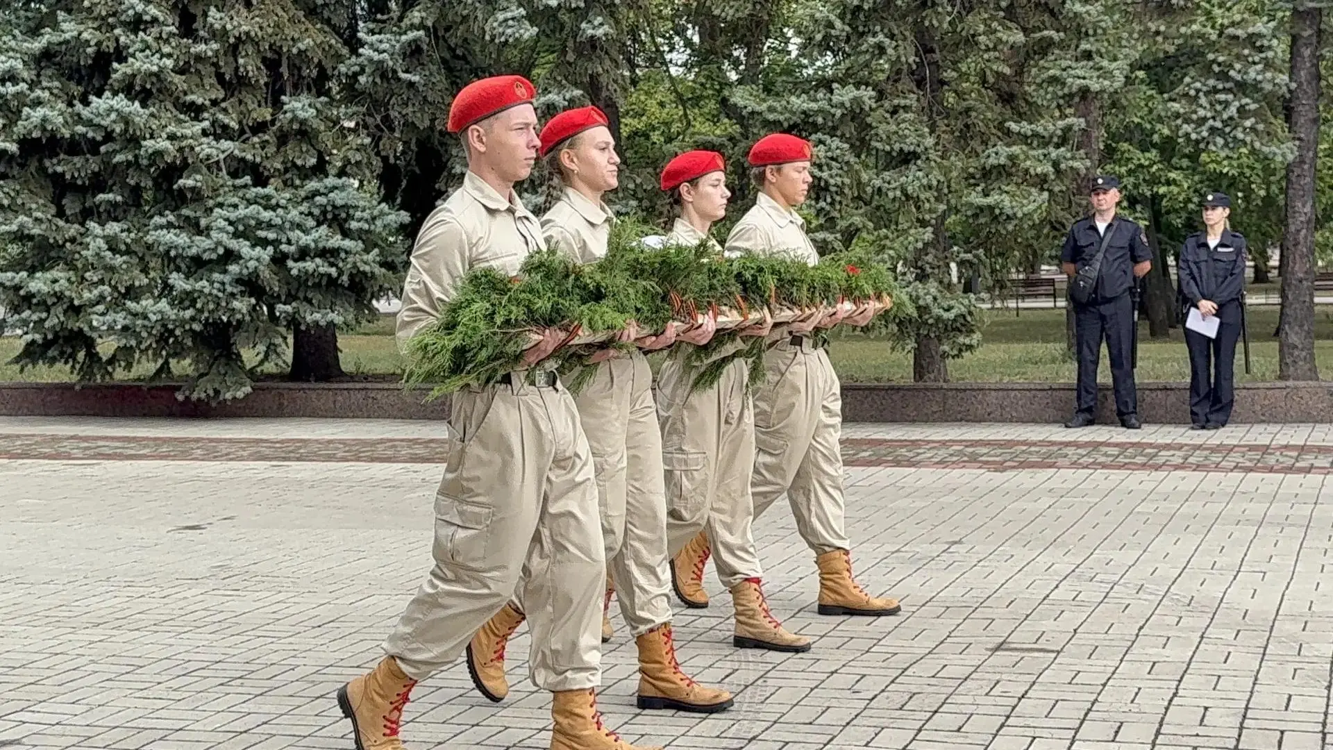 🙏Память, которую хранят юные сердца: учащиеся почтили память освободителей Макеевки