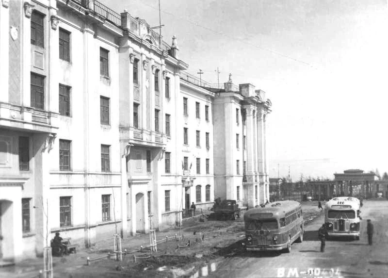 Жилой дом на углу Колымского шоссе и Портовой улицы. Снимок 1950 года.