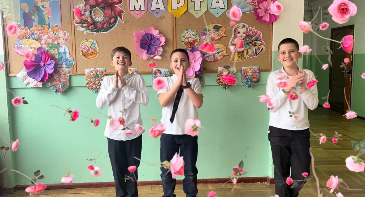 ✨ Настоящая весенняя сказка в 4 «Д»! ✨  Мальчишки превратились в истинных джентльменов и устроили дл