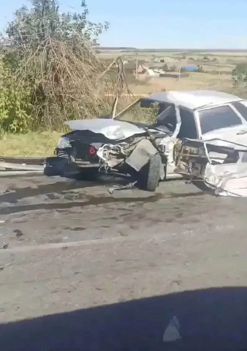 Жёсткая лобовая авария случилась на трассе в Ростовской области