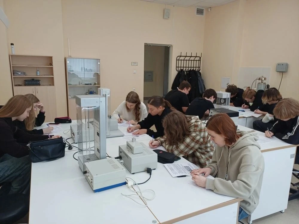 Ученики 10А класса ГБОУ школы №403 продолжают летнюю трудовую практику на базе Аграрног...