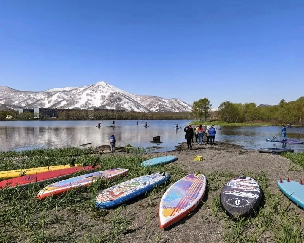 🏄‍♂️В Вилючинске на озере Зеркальное прошло первое занятие по сапбордингу

Участники попробовали се