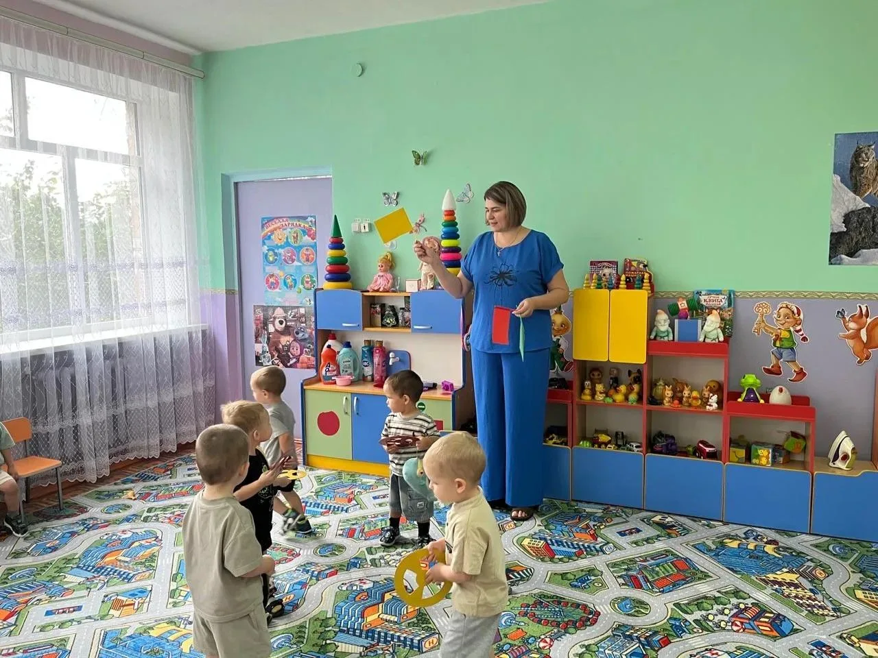 Во второй группе раннего возраста "Весёлые зайчата" прошла подвижная  игра "Цветные авт...