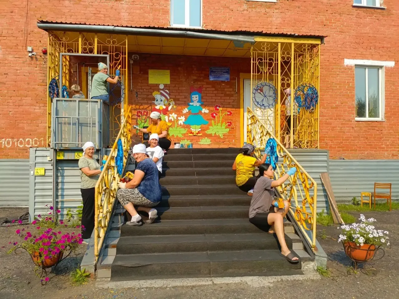 Дорогие наши мамы, папы, бабушки, дедушки и уважаемые сотрудники!