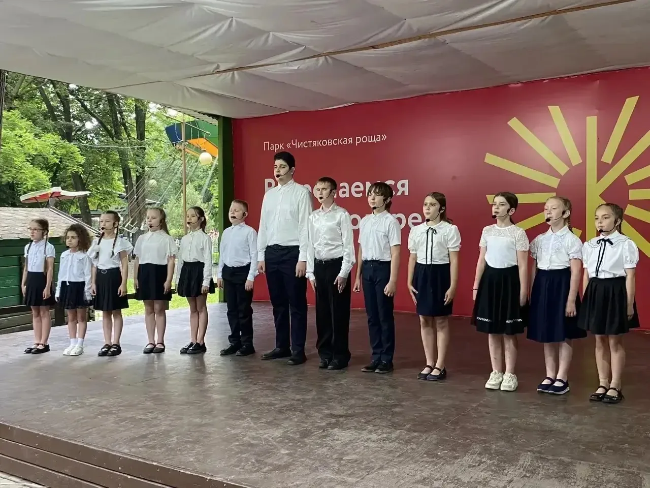 12.06.2026 в парке «Чистяковская роща» ученица 1 «Г» класса Синельникова Злата в составе  хорового о