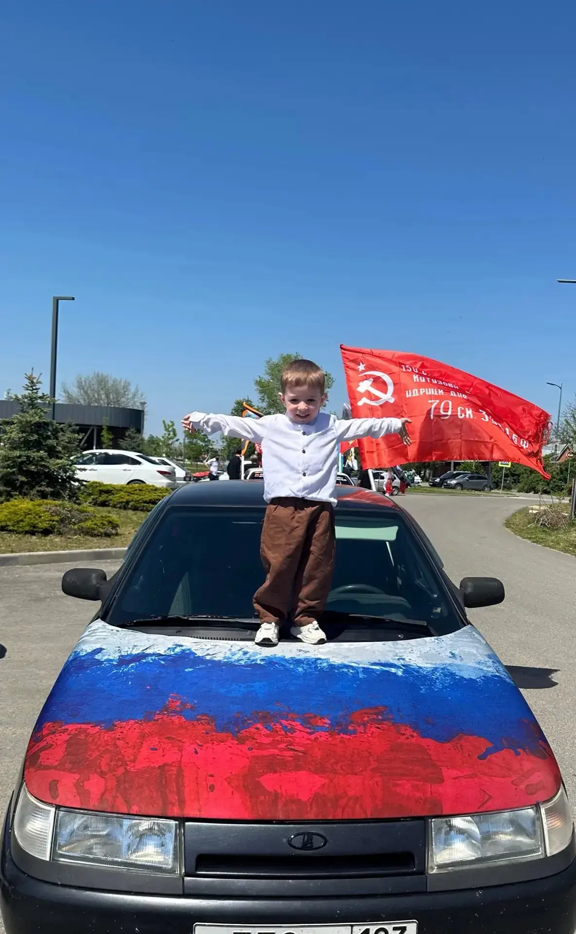 Воспитанник смешанной дошкольной группы Игнатьев Михаил принимает участие в акции «Флаг...
