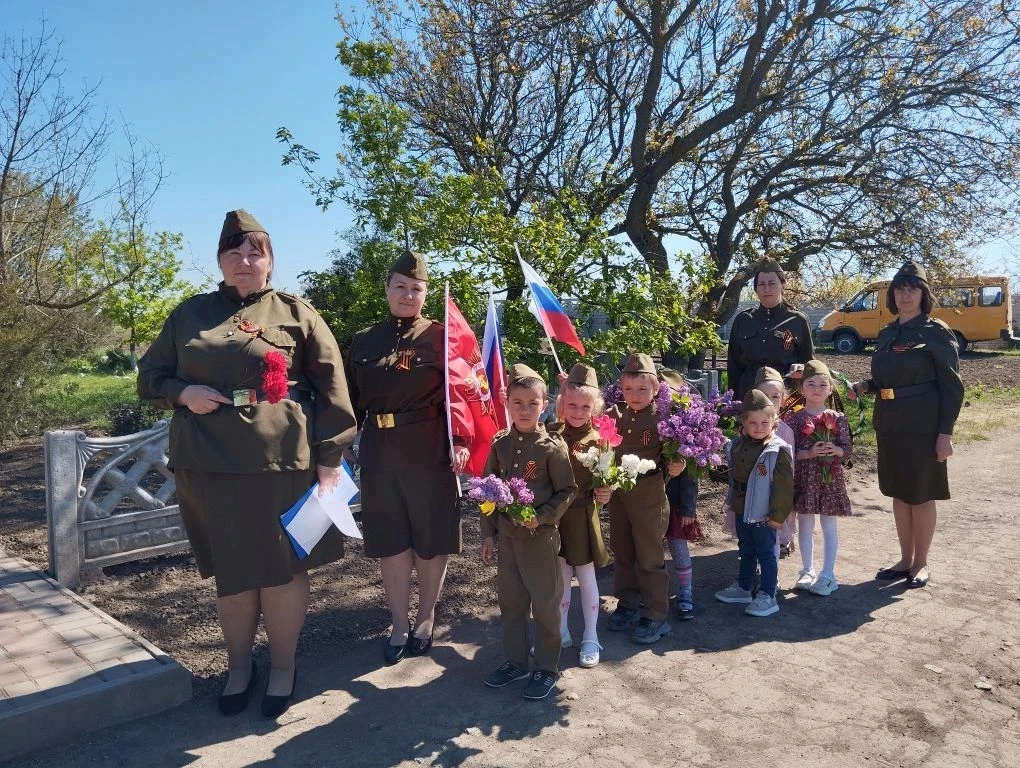 В преддверии Дня Победы воспитанники детского сада приняли участие в возложении цветов ...