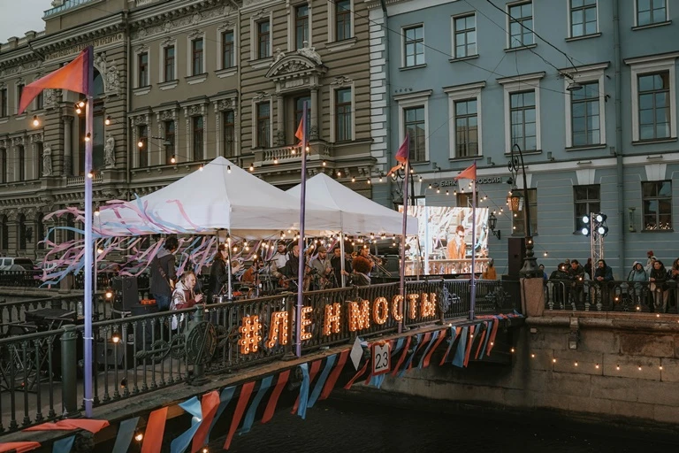 Фестиваль «Ленинградские мосты» анонсировал новую площадку. В этом году сценой станет к...
