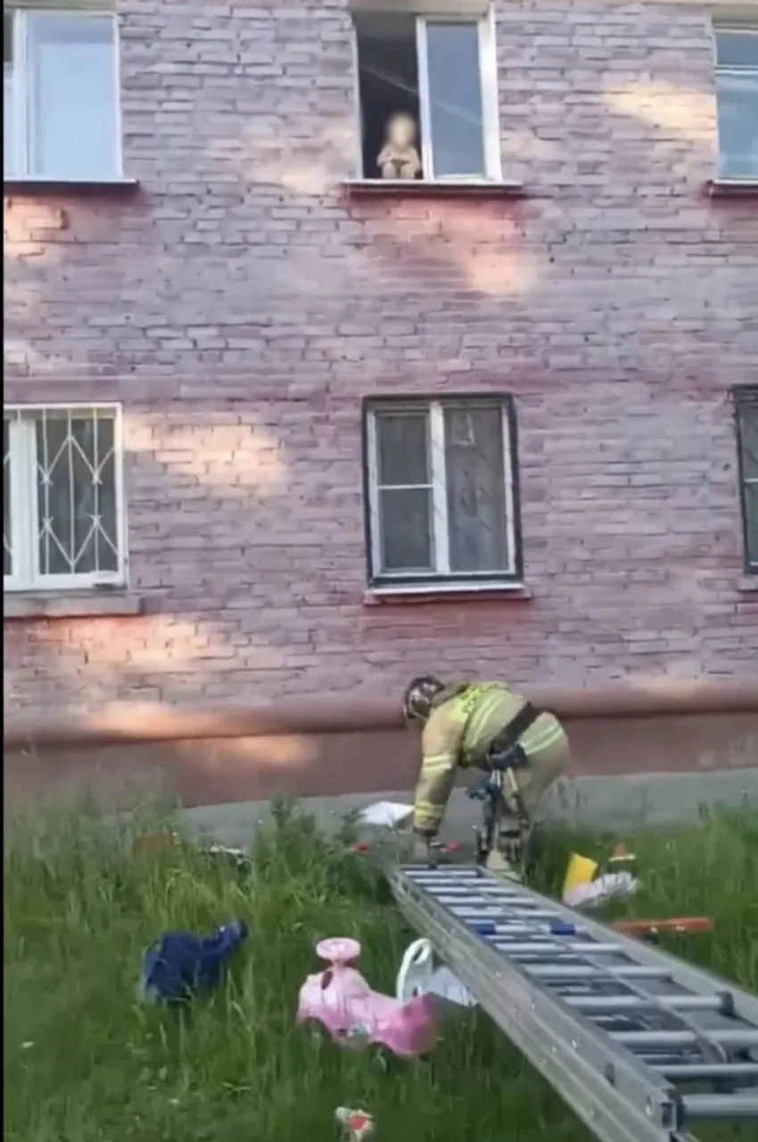 ❗️В Усолье-Сибирском прохожие и МЧС спасли детей от падения из окна