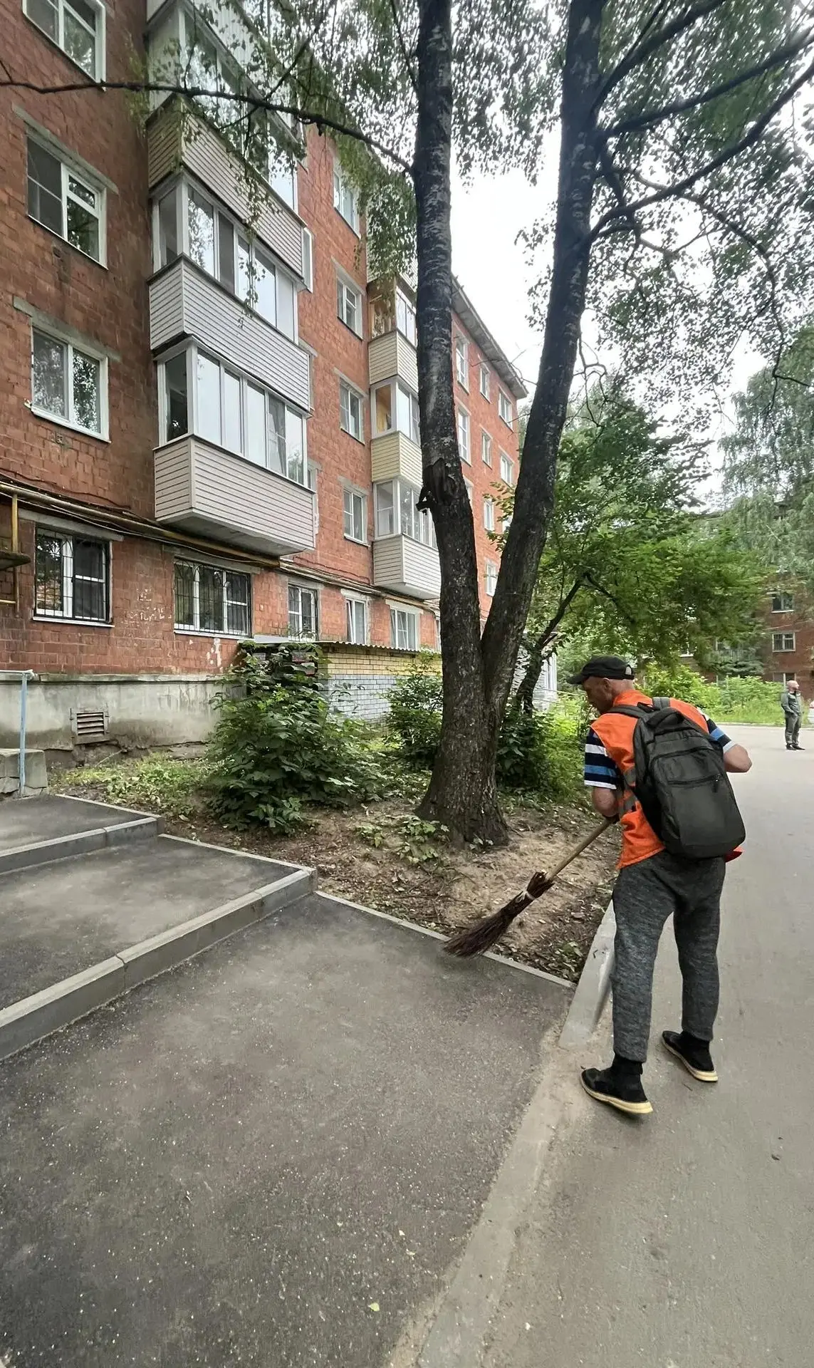 🌿 Чистота и порядок — каждый день!

Ежедневно наши сотрудники приводят в порядок придомовые террито