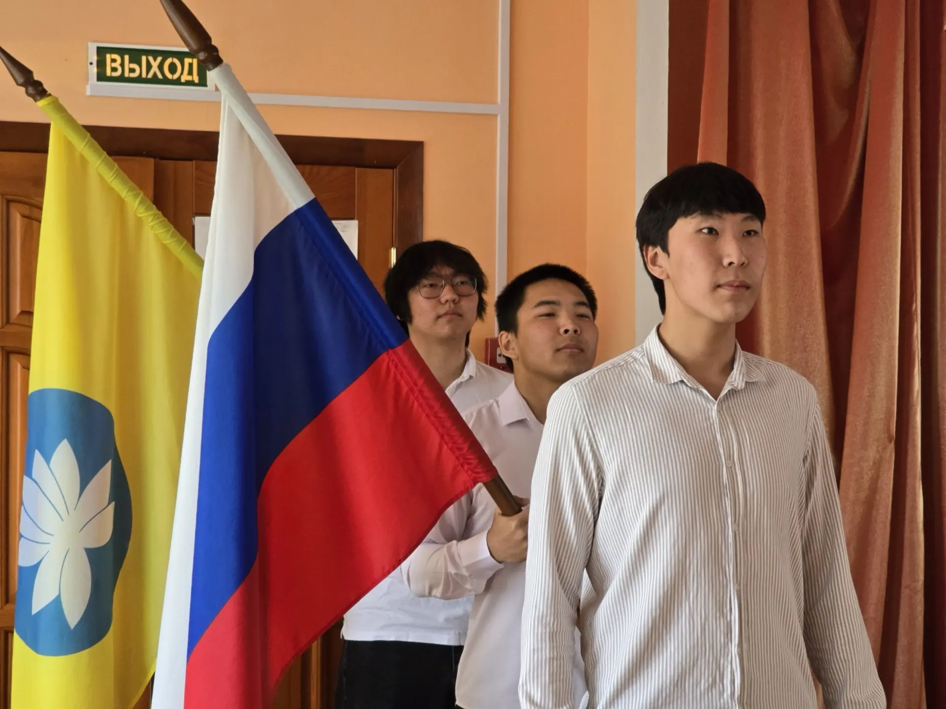 🏫 Новая учебная неделя в колледже традиционно началась с торжественной линейки с устан...