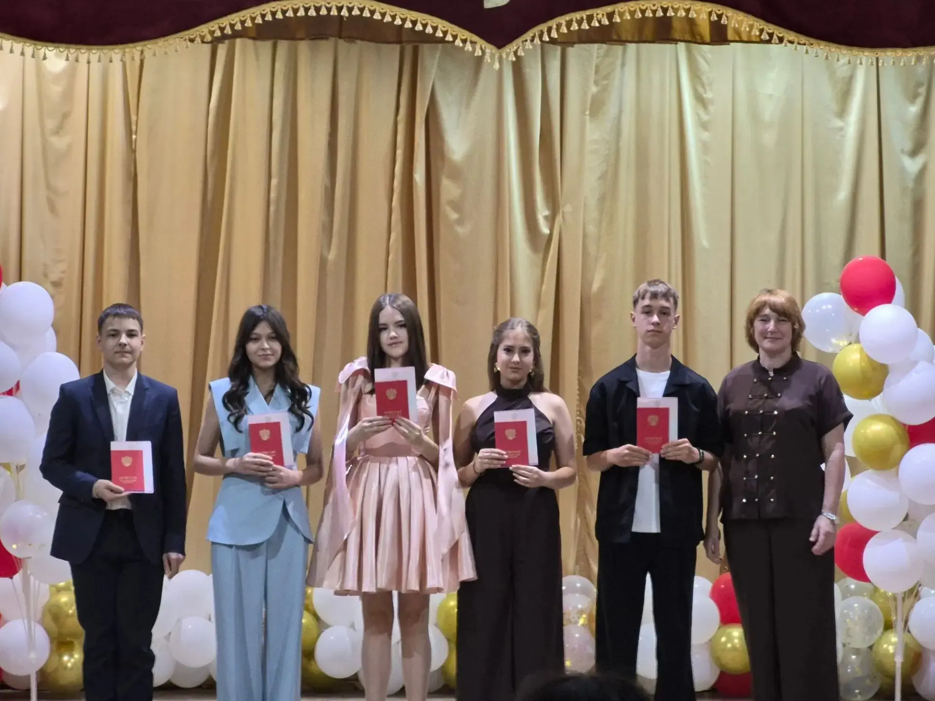 🎉 Аттестат в руках — и целая жизнь впереди!

3 июля наша школа провожала девятиклассников. В этот д
