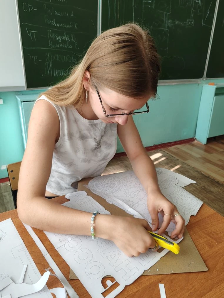 Ребята из лагеря труда и отдыха готовятся ко Дню России 🤍💙❤️