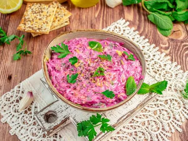 Йогуртовый соус Цацики со свеклой