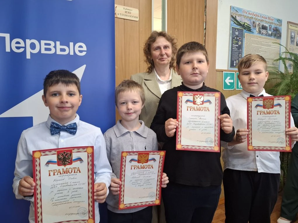 🎉 Сегодня в нашей школе прошла торжественная линейка, посвященная окончанию учебного г...