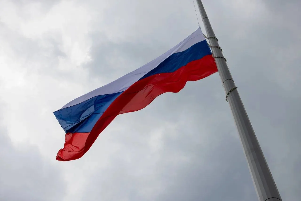 У стен Музея Победы состоялась церемония подъема Государственного флага России.
 
В ней традиционно 