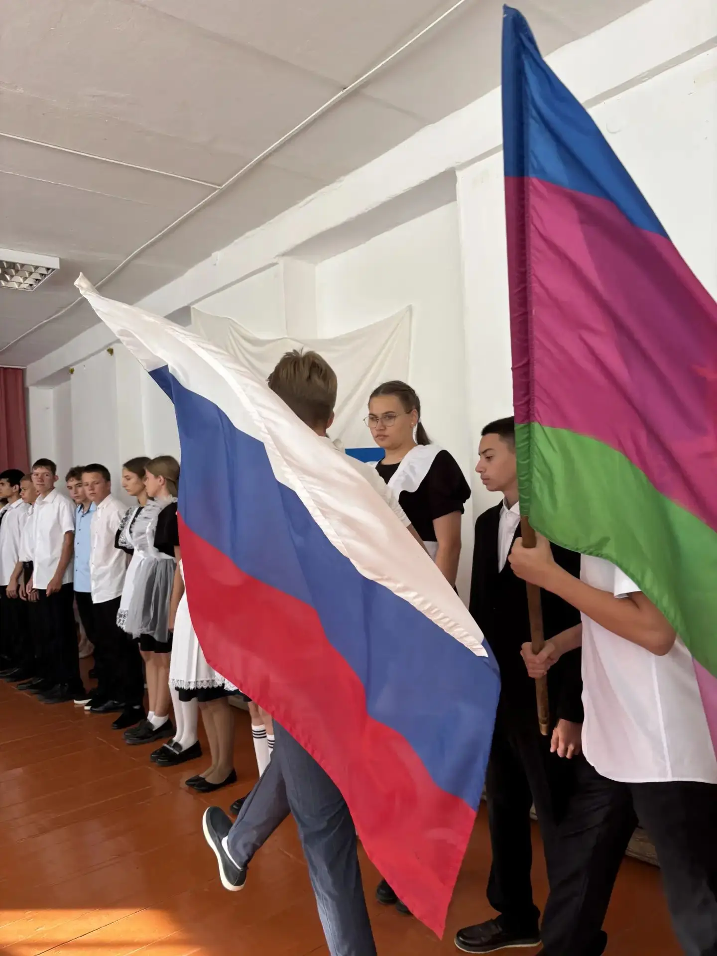 🇷🇺Новая рабочая неделя в школе началась с торжественной линейки, где подняты Флаги и ...