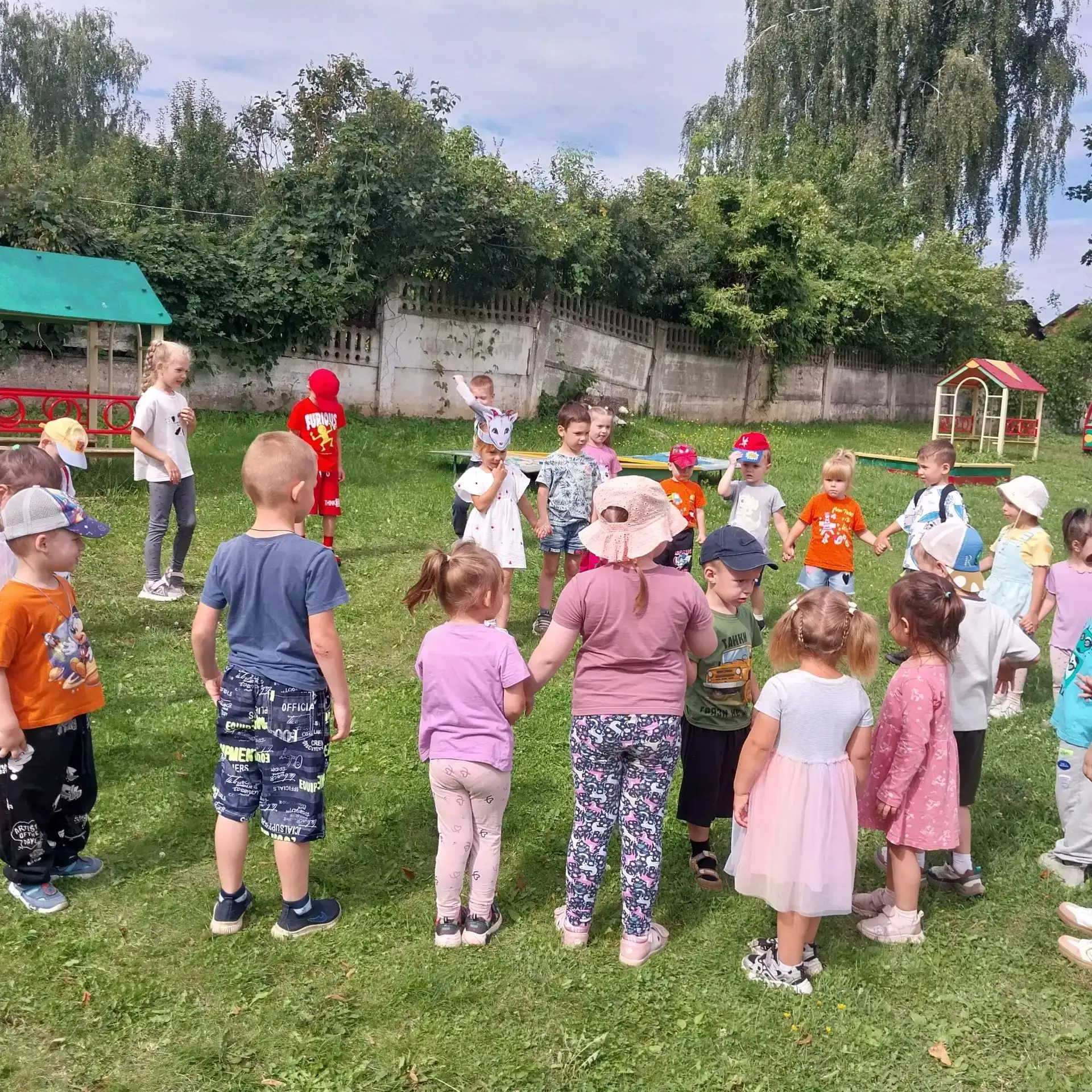 В рамках программы "Фольклорные игры в детском саду " на прогулке с детьми были проведе...