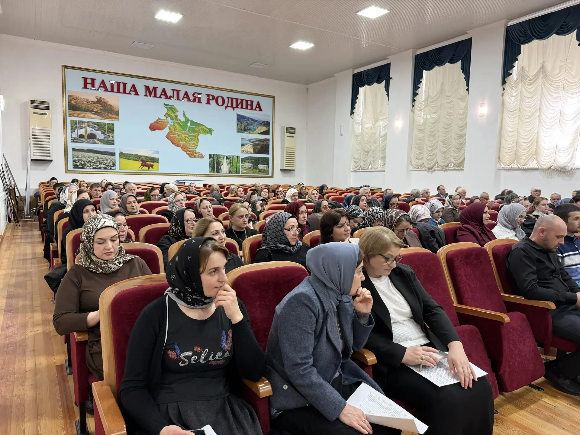 Вчера  в актовом зале Администрации Буйнакского района прошел семинар-совещание Управления образован