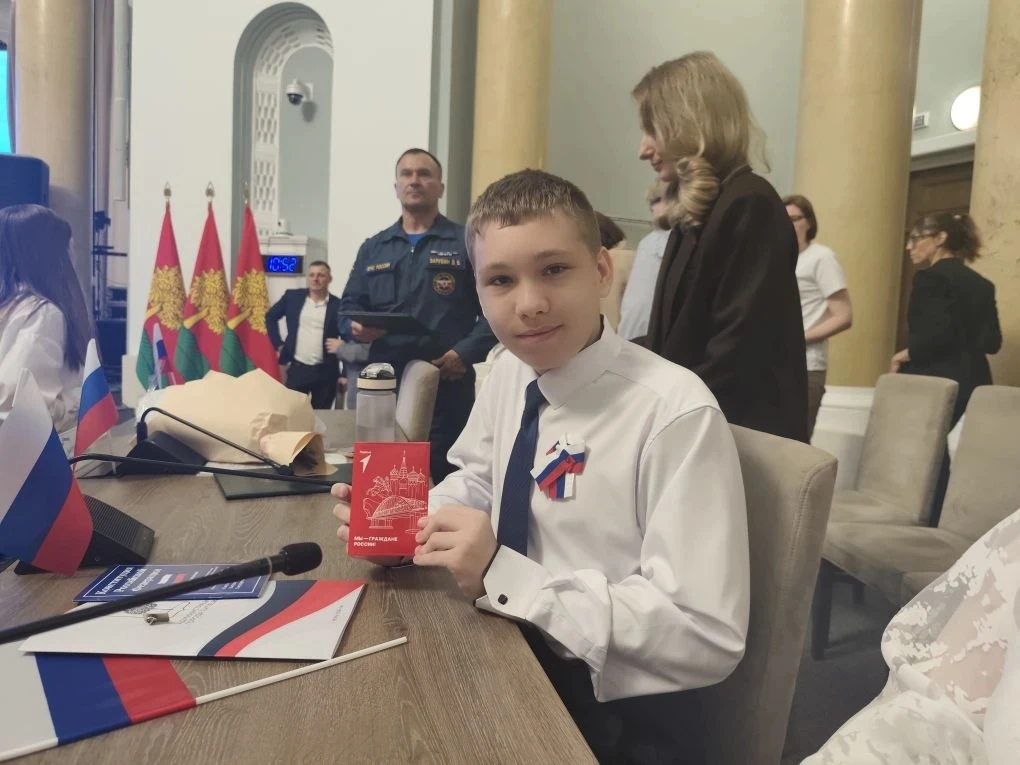 ⚡️ Накануне Дня России: наш ученик получил паспорт из рук Губернатора!

Сегодня, 11 июня, ученик 7Б 
