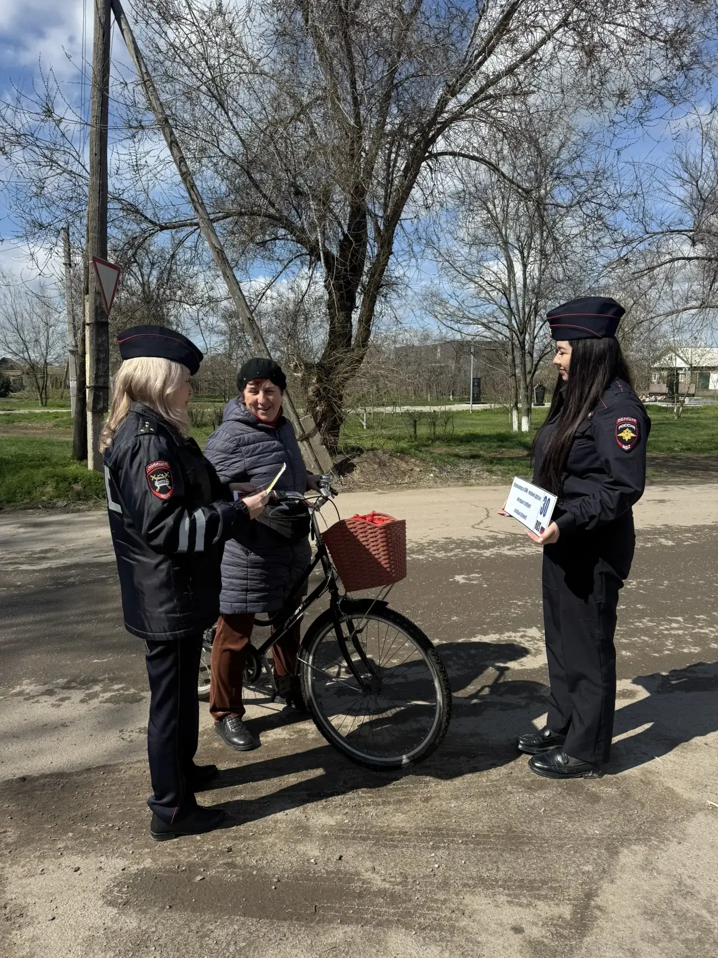 🔹В Ахтубинском районе прошёл рейд по безопасности велосипедистов и пользователей СИМ  🔹10 апреля 202