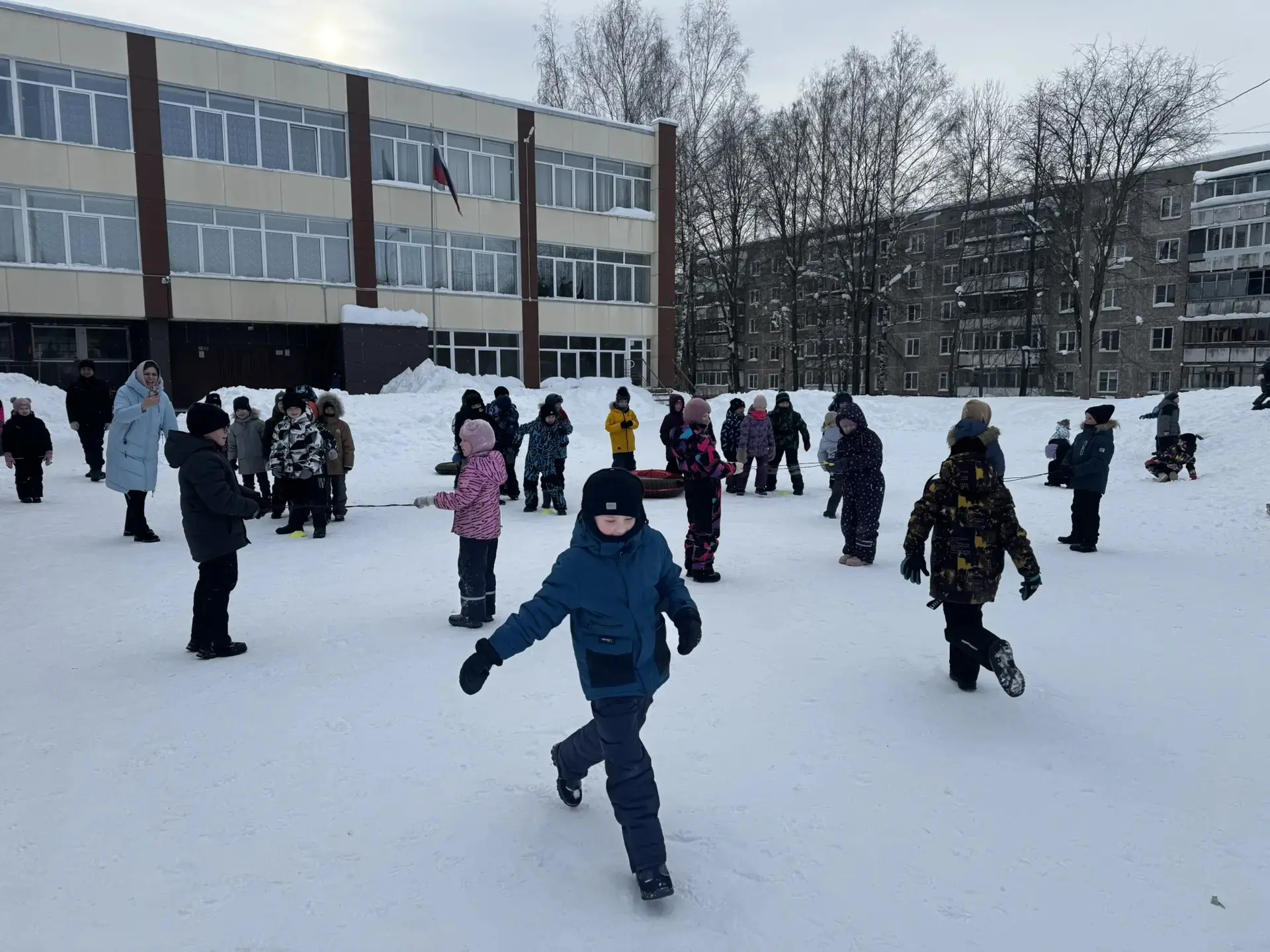 🏃‍♂️ Сегодня на школьном дворе царило настоящее спортивное настроение — первоклассники приняли участ
