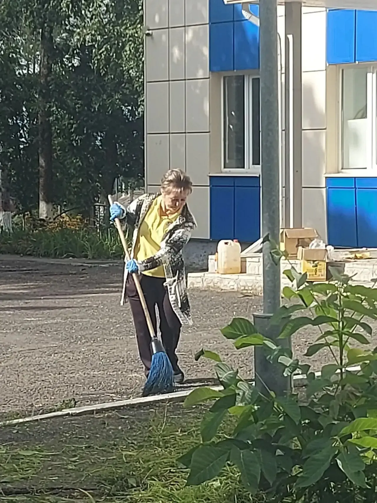 Субботник в ДЮСШ: вместе делаем школу лучше!