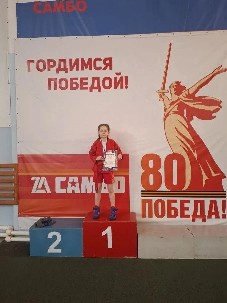 🇷🇺24 мая прошли  городские соревнования по самбо, где ученица 3 "Д" класса Абраменко Анна продемонст