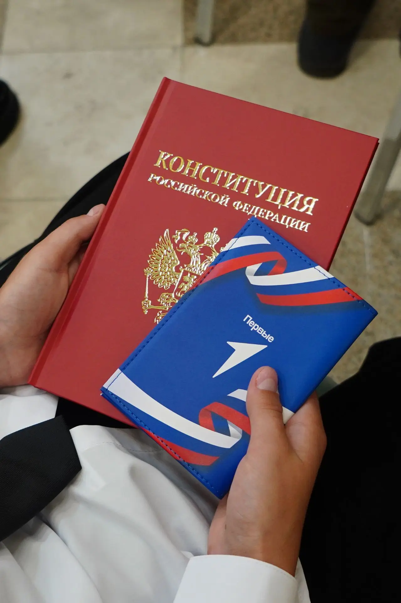 В преддверии Дня Государственного флага России вручил юным гражданам нашего государства...