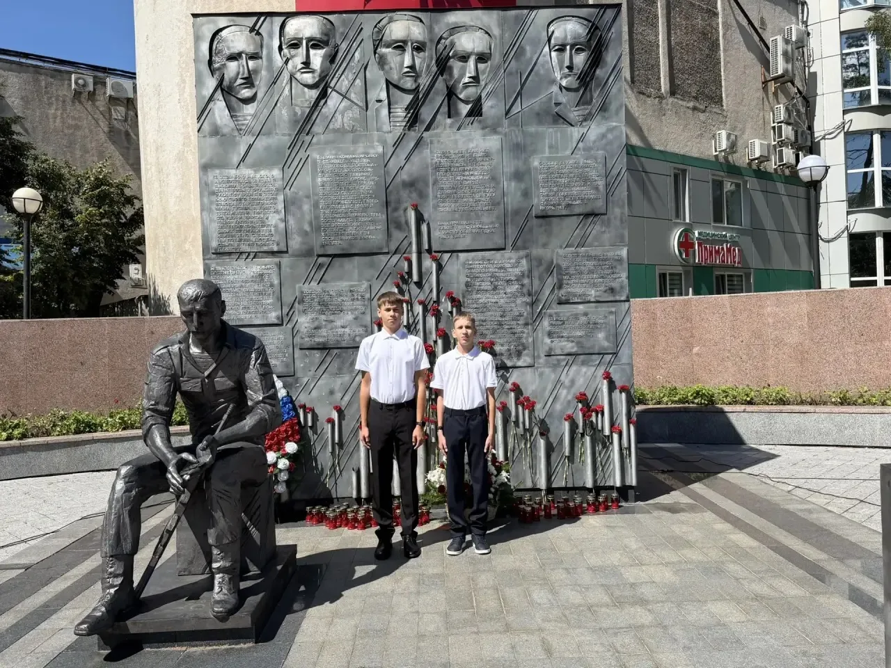 Наши восьмиклассники почтили память жертв терроризма и военных конфликтов, поучаствовал...