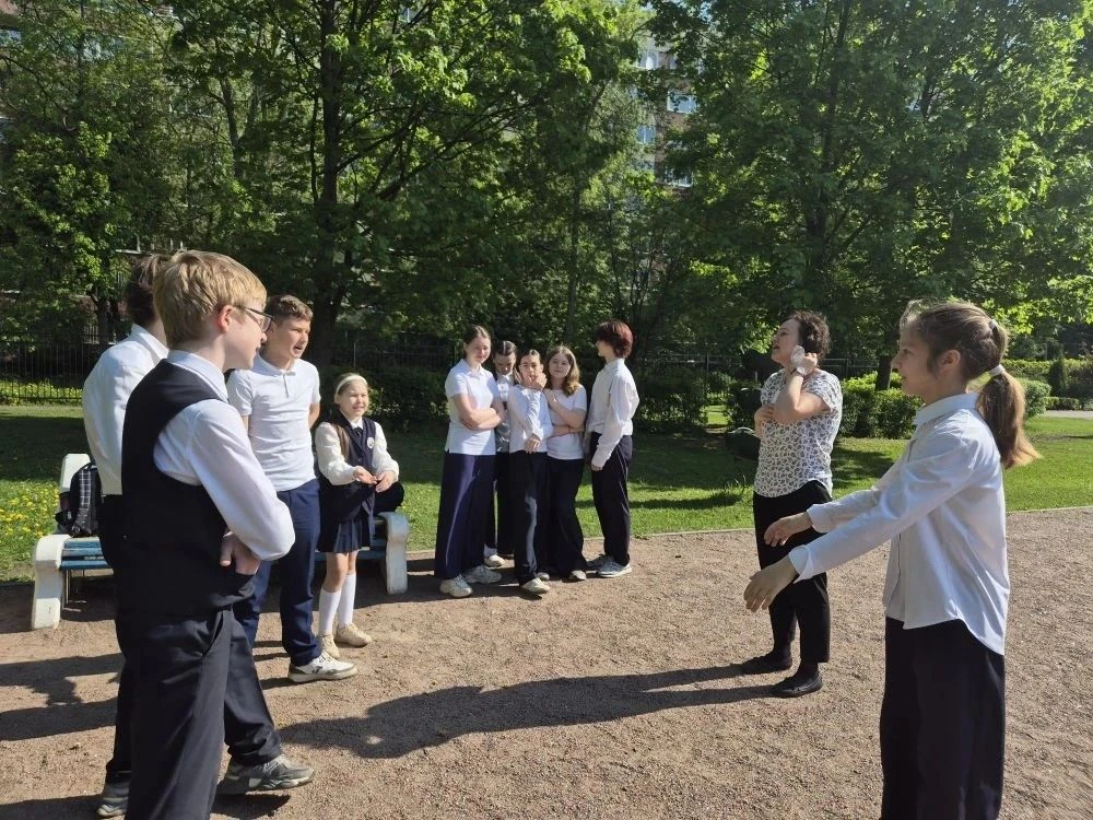 🌞Сегодня учитель английского языка Бебик Марина Викторовна провела  урок на свежем воздухе в 6А клас