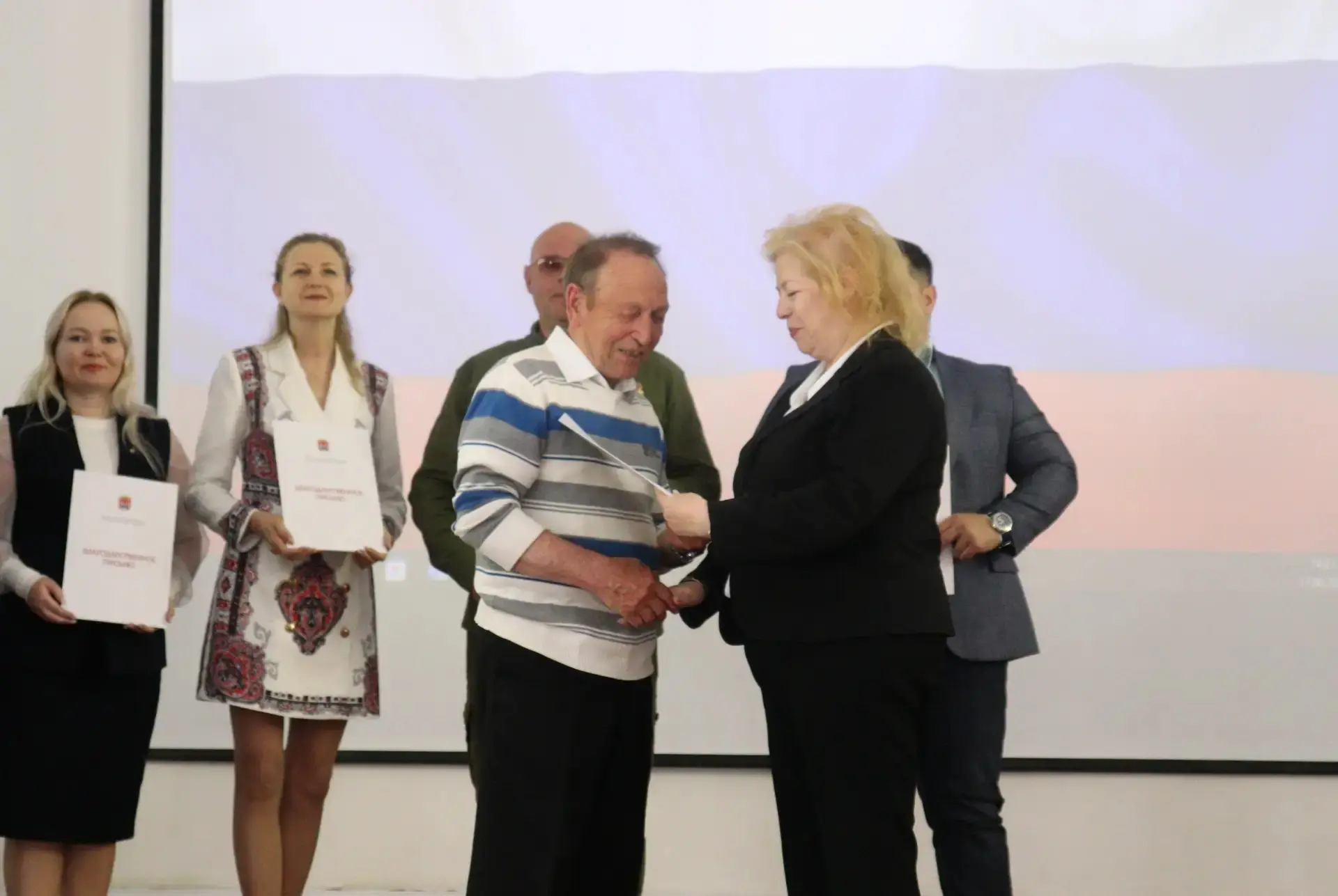 Коллектив школы поздравляет Конаныхину Анастасию Владимировну и Ибраева Юрия Базыловича с заслуженно