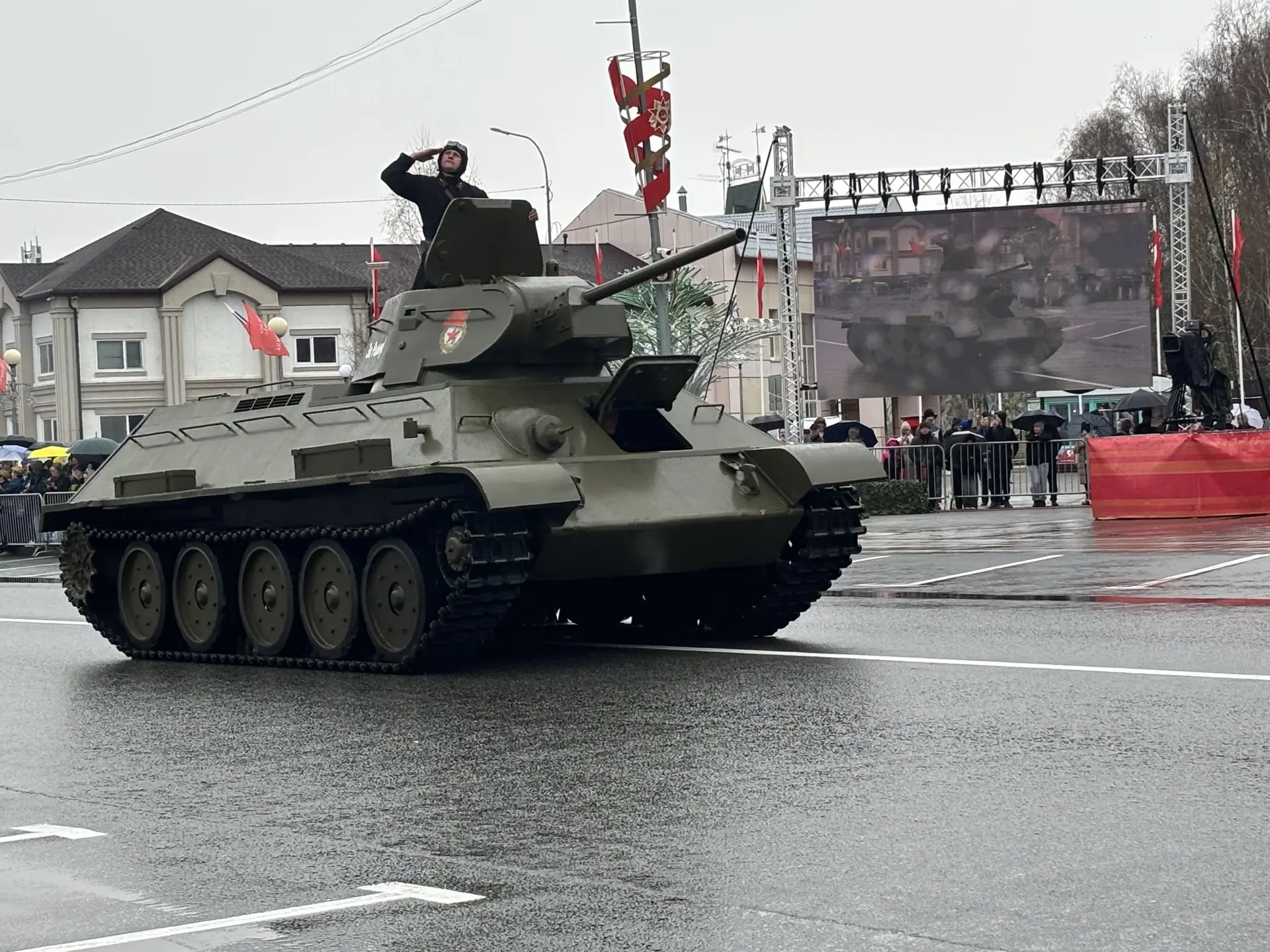 Торжественным маршем по центру города прошли территориальные подразделения МЧС, Росгвардии, МВД, суд