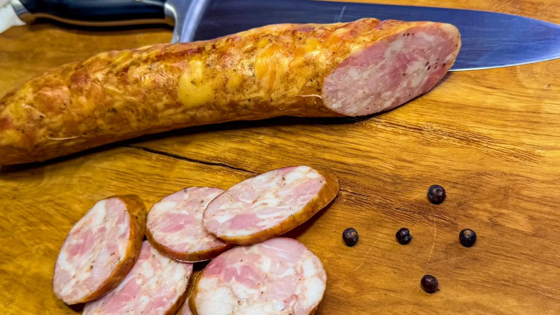 Деревенская колбаса из грудинки с можжевельником.