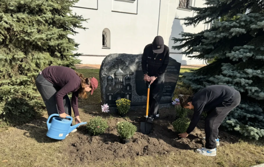 В августе ребята из нашего города продолжают трудиться на территории Высоцкого монастыр...