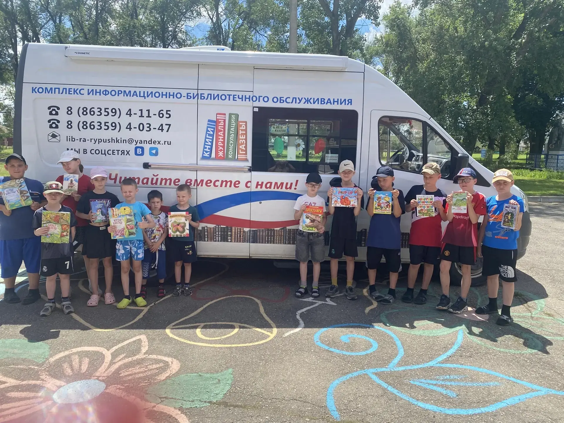 🚐📚Сегодня к нам в пришкольный лагерь прибыл библиомобиль, который позволил детям не только увидеть