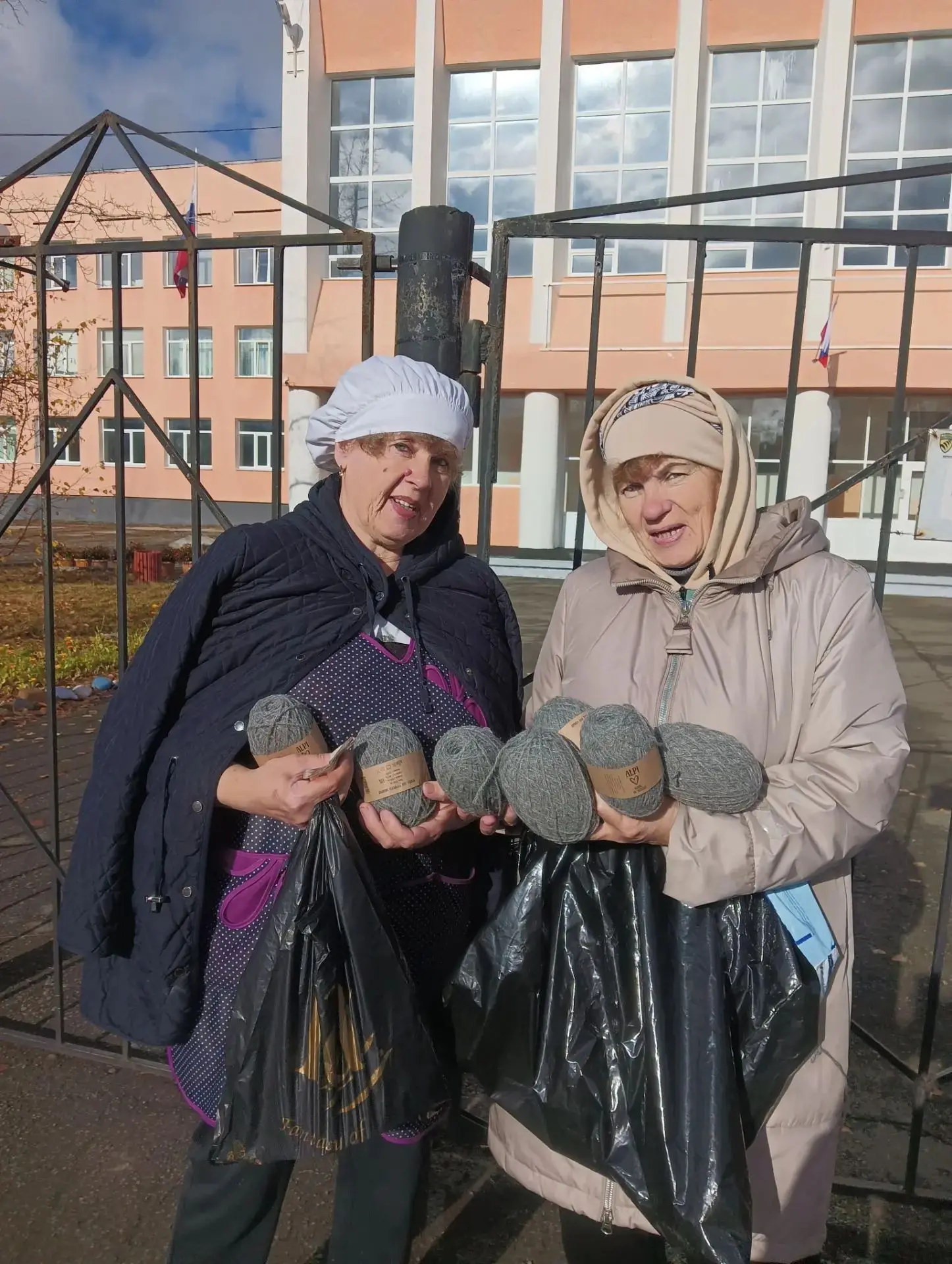 Наши волонтёры мастерицы Вяжут солдатам носочки❤️