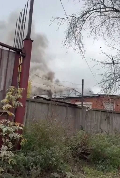 🔥В Соликамске загорелся цех лесокомбината на ул. Коммунистическая.