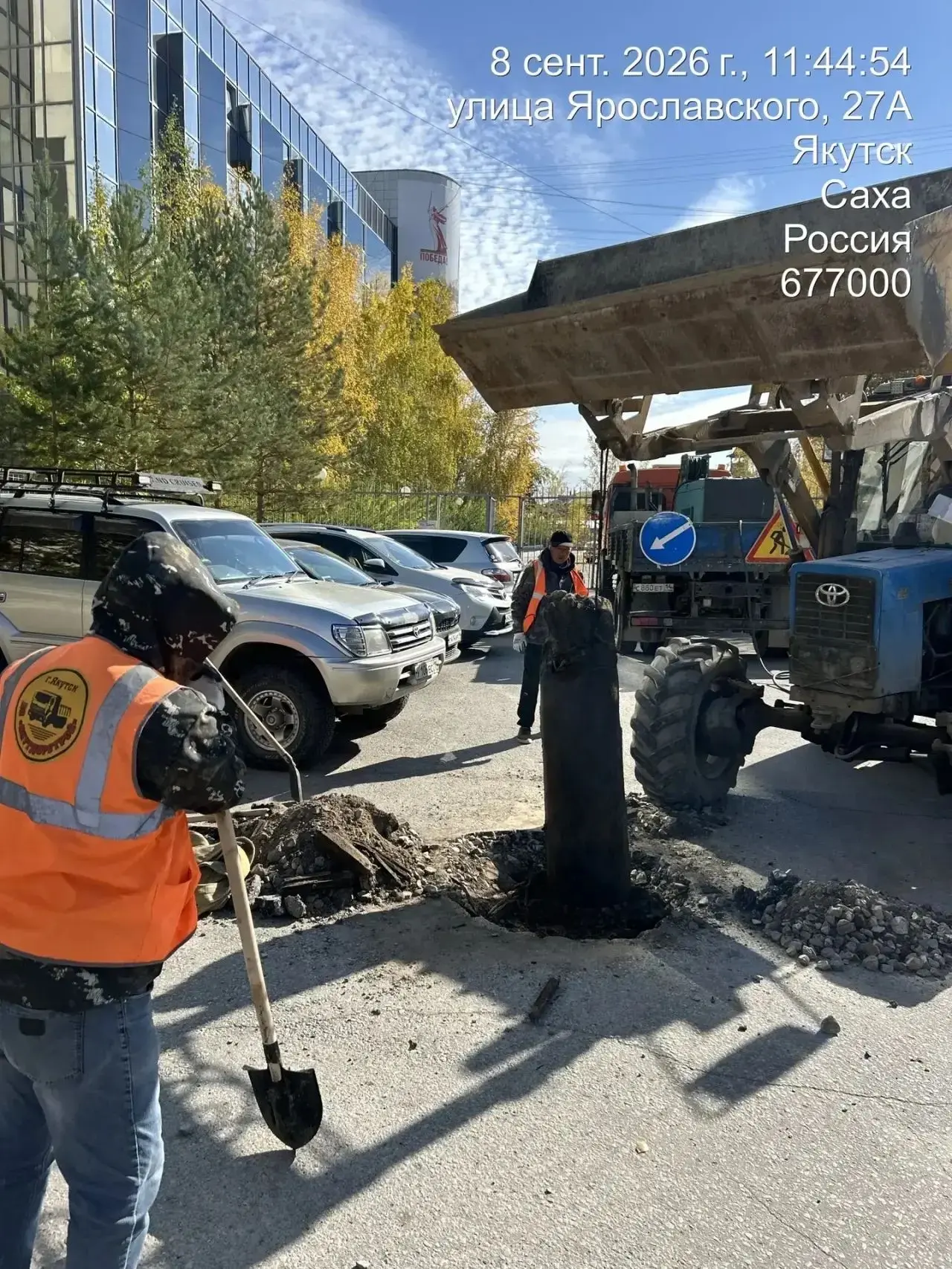 🚜 У детской школы искусств началась выкорчёвка пней