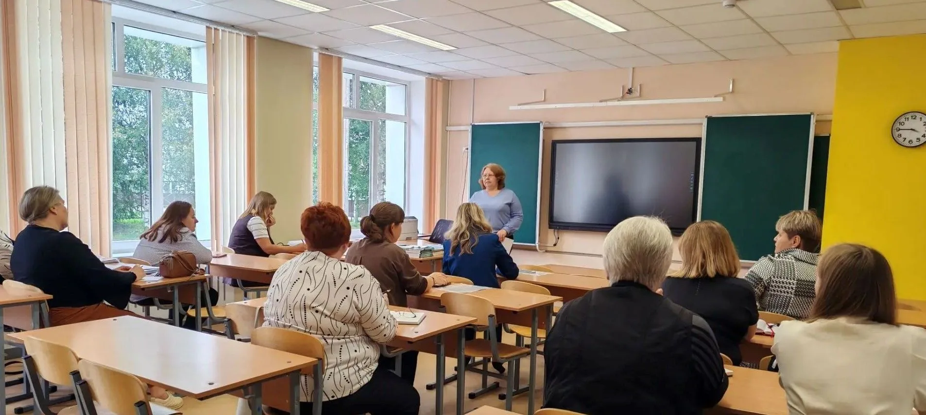 3 сентября в школе № 1 г.Окуловка прошло совещание специалистов комитета образования с ...