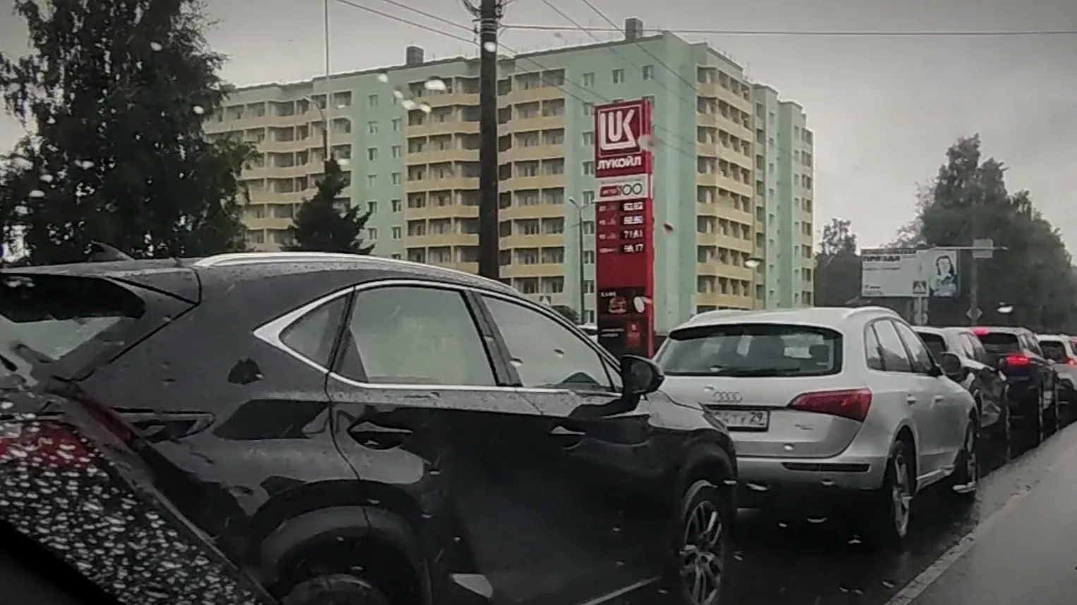Кто последний на АЗС Лукойл на Обводном канале?
