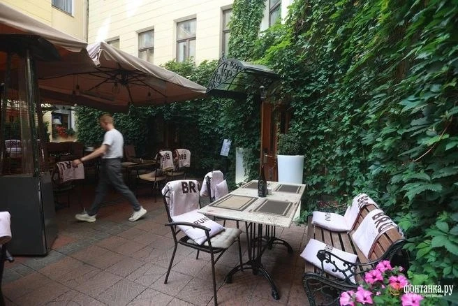 Места москвичей в Петербурге😎

В первые месяцы высокого туристического сезона в Петербурге недосчит