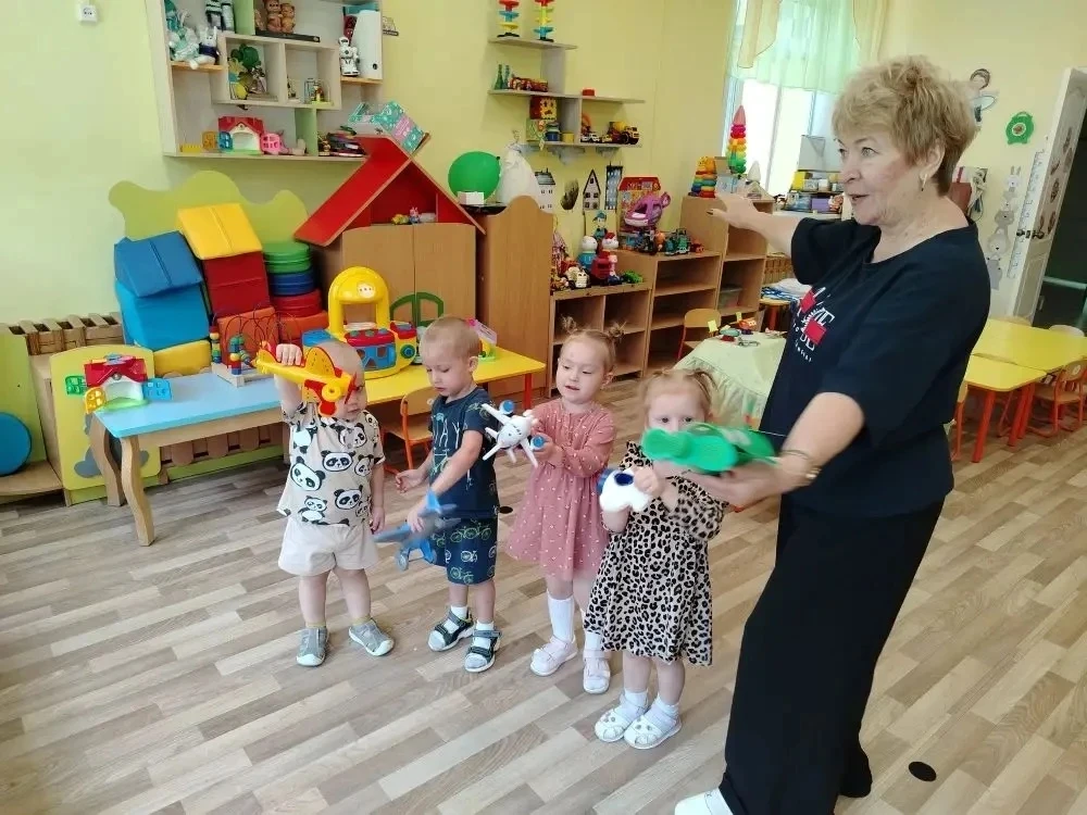 ✨ Наши самые маленькие исследователи из ясельной группы вместе с заботливым воспитателе...