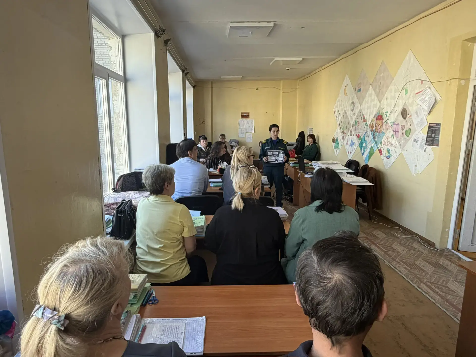 🚨 Безопасность превыше всего: важный урок для педагогов  17 апреля в МАОУ «Школа №129» прошла  встре