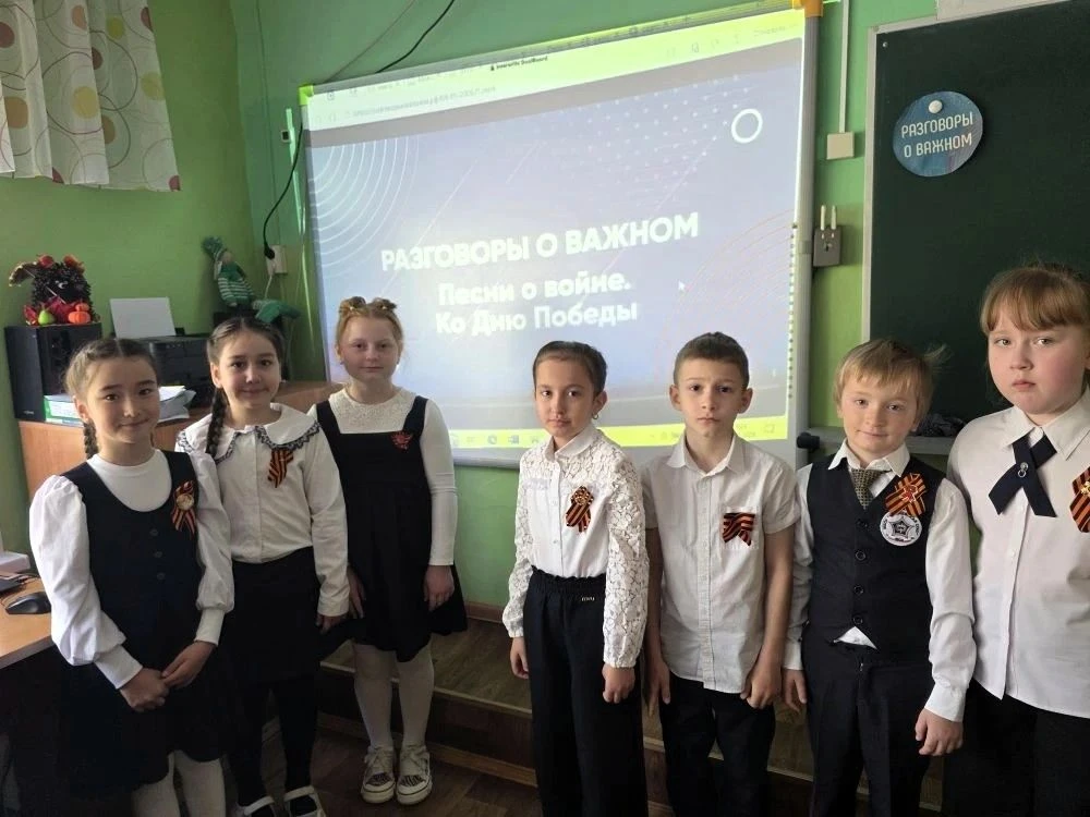 В этот солнечный понедельник, 4 мая 2026 года, Михневская средняя школа начала учебный день с торжес
