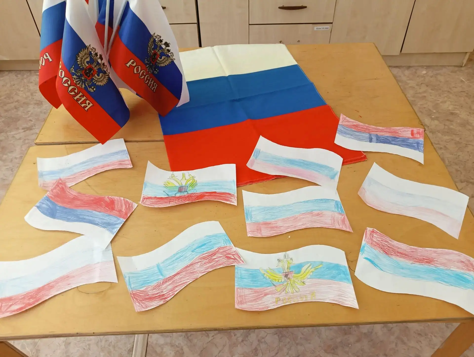 День Российского флага в группе Чиполлино 🇷🇺.